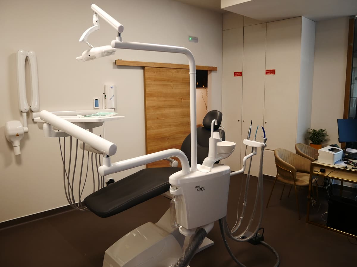 Sala de medicina dentária e cirurgia oral da AC CLINIC com cadeira e equipamento odontológico.