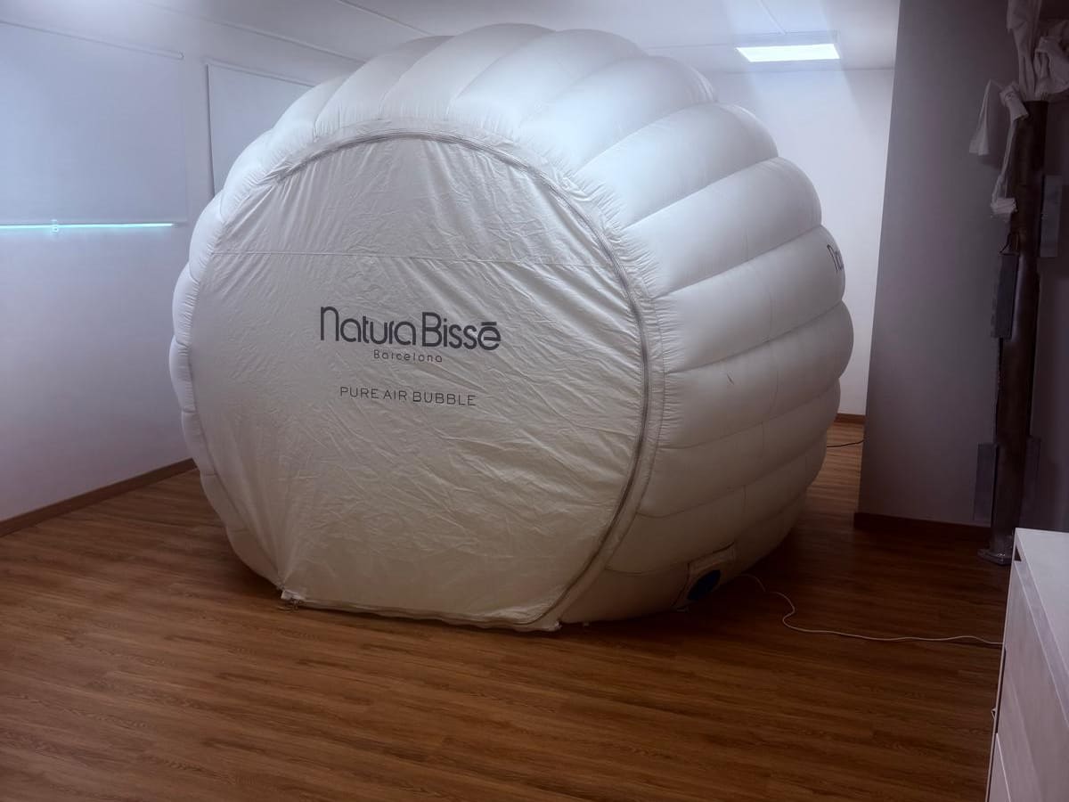 Espaço de medicina estética da AC CLINIC, com cabine Natura Bissé Pure Air Bubble.